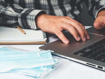 maseczki ochronne przy laptopie