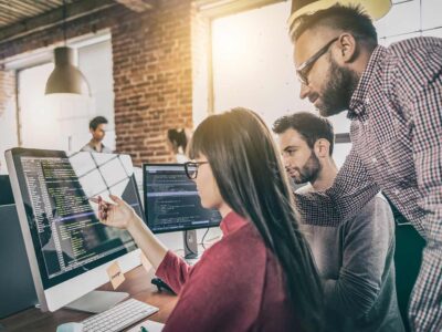 ludzie pracujący przy komputerze