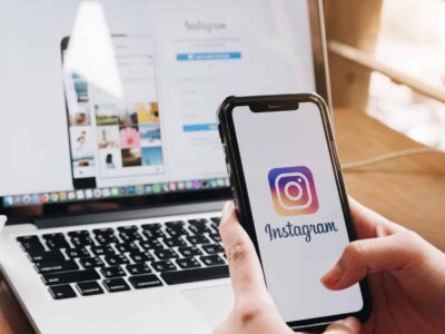 ręka trzymająca telefon z aplikacją instagram