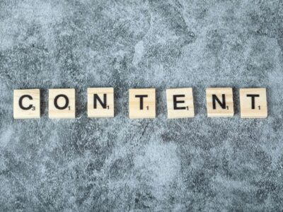 klocki z napisem content