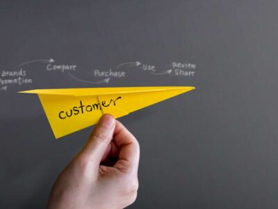 samolocik papierowy z napisem customer